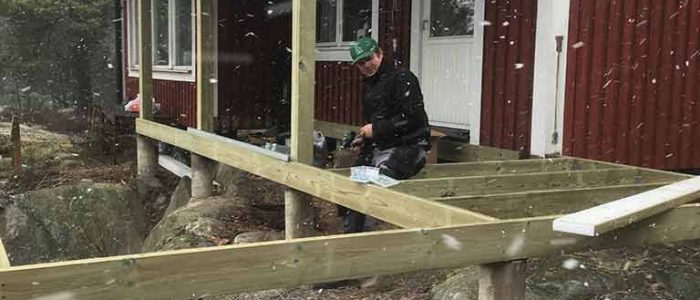 Altanbygge på Värmdö i snöoväder